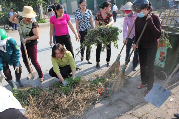 Hội Liên hiệp phụ nữ Hà Nội phát động và ra quân tổng vệ sinh môi trường 