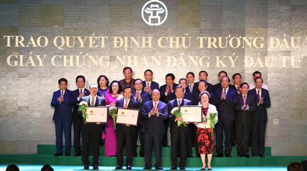 Hà Nội: Trao Quyết định chấp thuận chủ trương đầu tư và giấy chứng nhận đầu tư cho 71 Dự án 